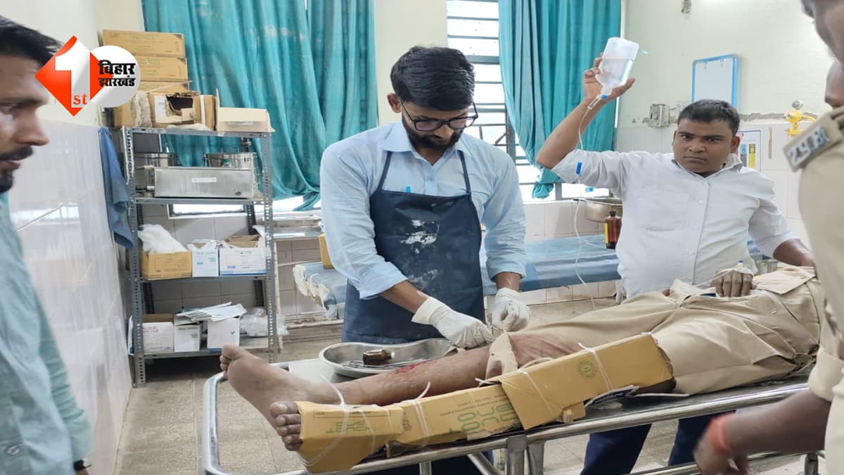 बिहार में सदर अस्पताल की बदहाल तस्वीर… घायल दरोगा के टूटे पैर में कार्टून-पाइप बांधकर इलाज, वीडियो वायरल