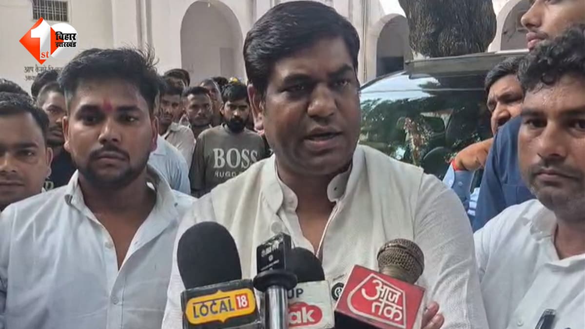 बहराइच में कार्यक्रम रद्द होने पर भड़के मुकेश सहनी, DM कार्यालय पहुंचकर प्रशासन पर लगाए गंभीर आरोप