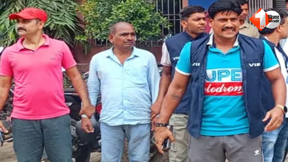 बांका जिला परिषद में निगरानी की छापेमारी से मचा हड़कंप, 1.26 लाख रुपये रिश्वत लेते रिटायर्ड जेई और क्लर्क गिरफ्तार