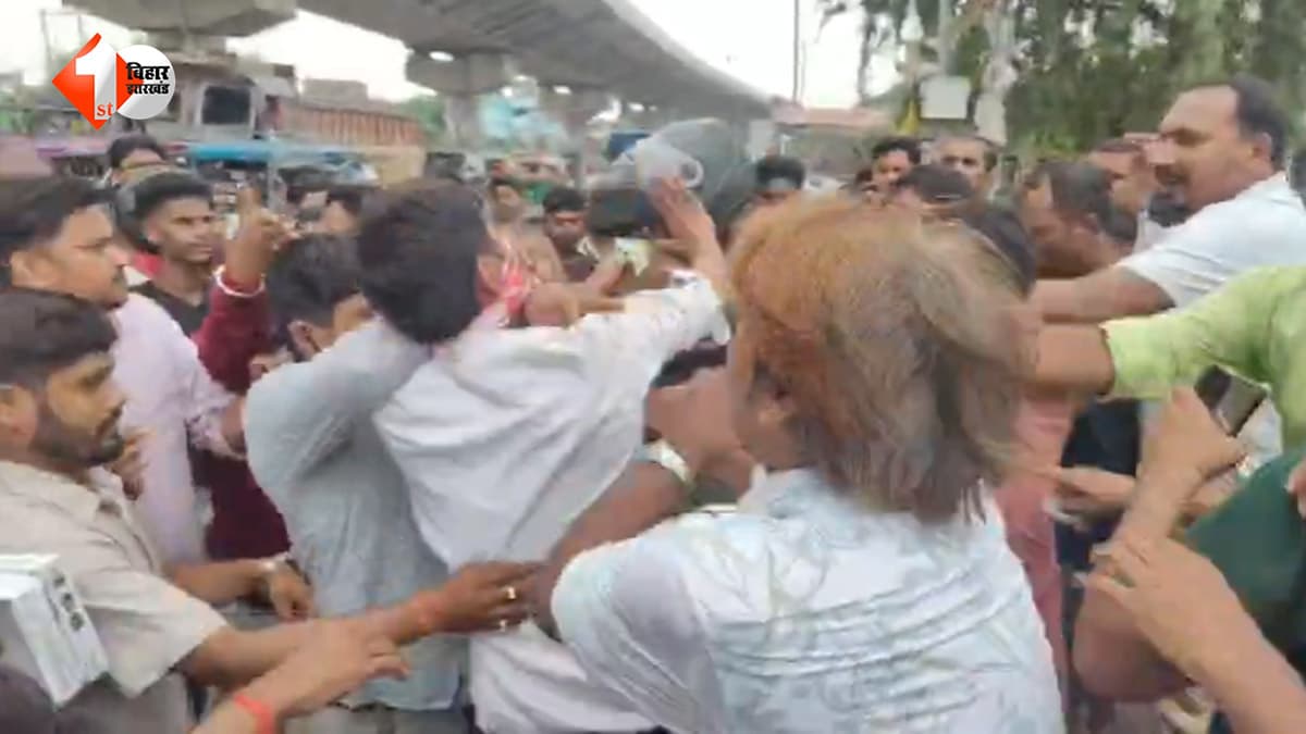 कार-बाइक की टक्कर के बाद सड़क पर भिड़े दोनों पक्ष, कार चालक गंभीर घायल; घंटों चला विवाद