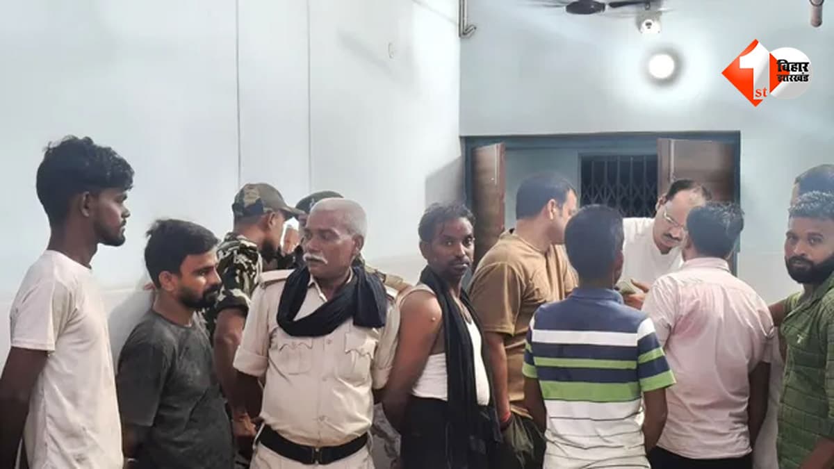 बालू घाट से लौट रहे मजदूरों की ऑटो रेलवे स्टेशन की दीवार से टकराई, दो की मौत, पांच गंभीर