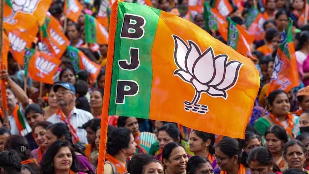 BJP की दमदार शुरुआत! पहले ही राउंड में 1,640 वोटों की बढ़त, क्या तय हो गई जीत?