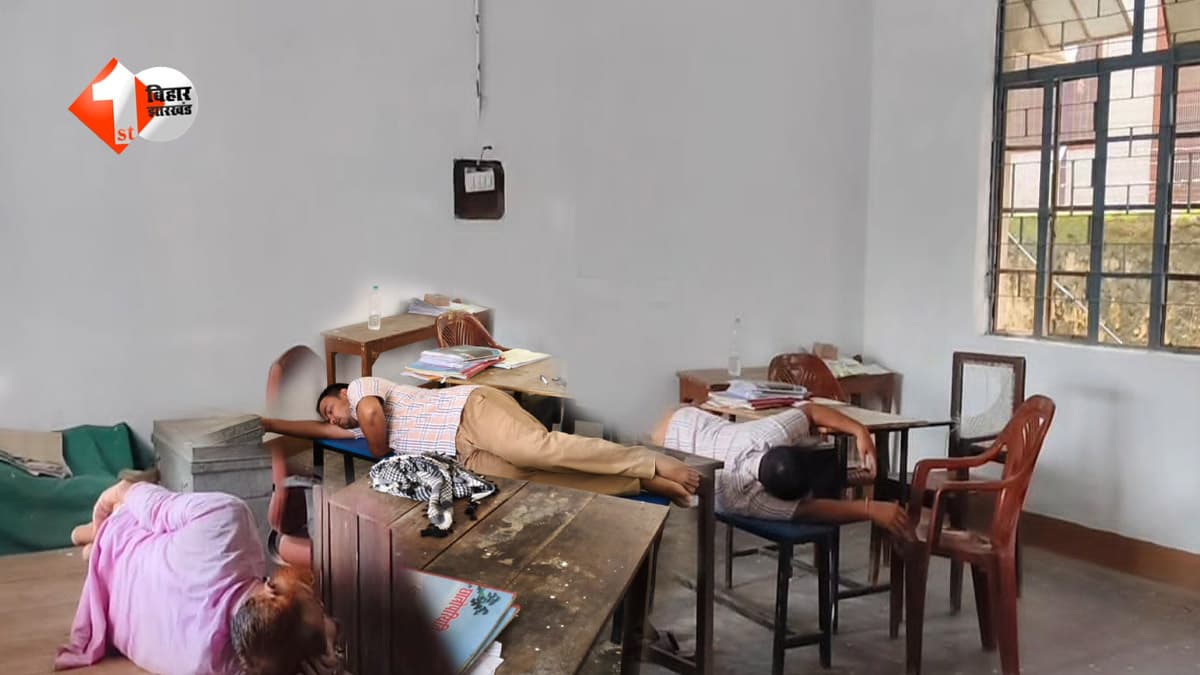 बिहार के सरकारी स्कूल में पढ़ाने के बजाय टेबल पर खर्राटे लेते दिखे शिक्षक, सोशल मीडिया पर वीडियो वायरल
