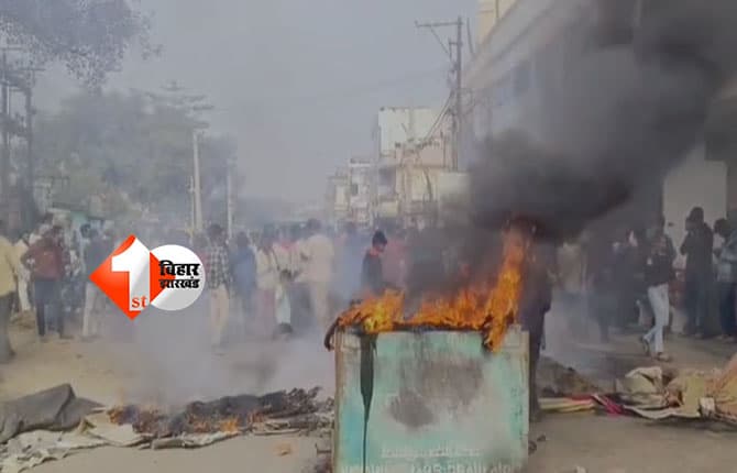 bulldozer action : बुलडोजर कार्रवाई के खिलाफ सड़कों पर प्रदर्शन, प्रशासन ने संभाला हालात; ग्रामीणों ने कहा - अब सिर छिपाने तक की जगह नहीं,