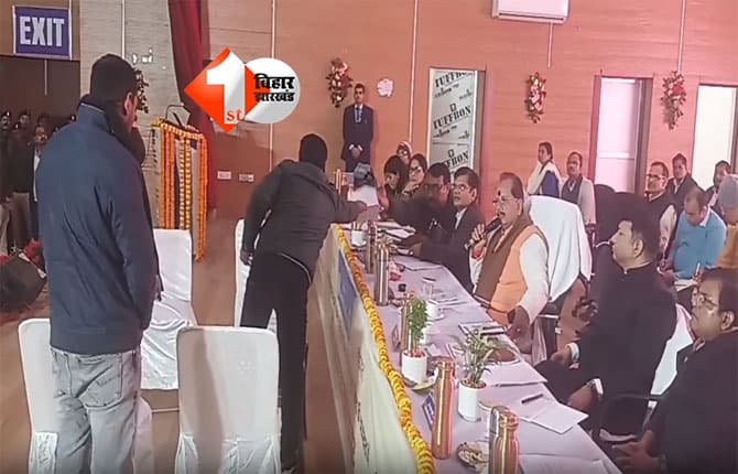 Bihar land : घुसपैठियों ने कितनी जमीन पर किया कब्जा? सामने लाएं पूरा डाटा; मंत्री विजय कुमार सिन्हा ने राजस्व कर्मचारियों को दिए निर्देश