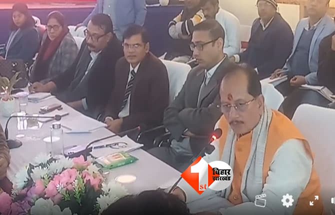 Bihar government : विजय कुमार सिन्हा ने अधिकारियों को दी कड़ी चेतावनी, CO से पूछा ‘आपको दरमाहा कौन देता है’, DCLR को कहा - RO से स्पष्टीकरण लेने को कहा; बोलें- इनकी मंशा सही नहीं लग रहा