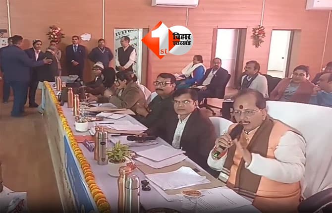 vijay kumar sinha action : आप लोग कोर्ट से ऊपर हैं क्या? यह क्या तमाशा चल रहा है?” विजय सिन्हा ने अधिकारियों को लगाई फटकार,सचिव ने CO से पूछा -गुप्तचर रखें हो क्या