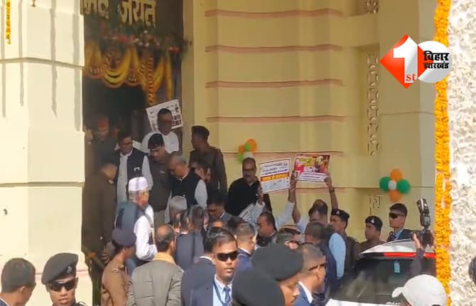 Bihar Assembly : विधानसभा में जैसे ही CM नीतीश आए, कांग्रेस की “गरमी” हुई फुस्स, तख्तियां धरती को छू गईं, नारे रुक गए! विधानसभा में बाहर दिखा अनोखा नजारा