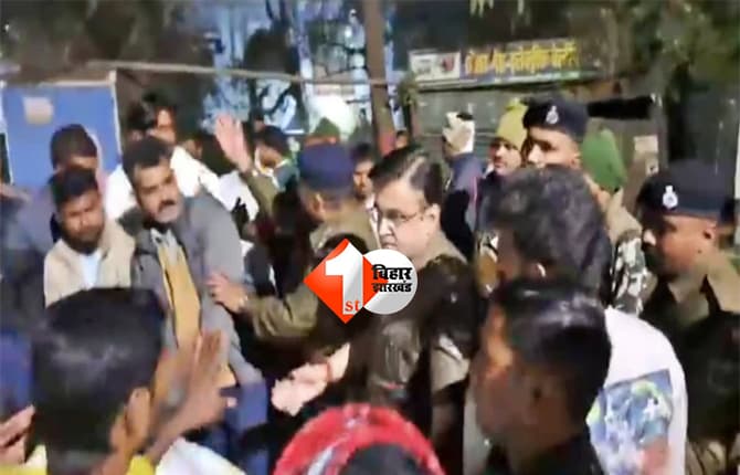 Lakhisarai Murder: खेत में सरसों कटाई देख रहे रेलवे कर्मी की गोली मारकर हत्या, हाईवे-30 जाम कर परिजनों का हंगामा