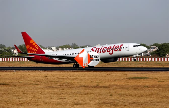 Delhi Leh plane news : स्पाइसजेट प्लेन की इमरजेंसी लैंडिंग, अचानक हवा में फेल हुआ इंजन; बाल-बाल बचे 150 यात्री