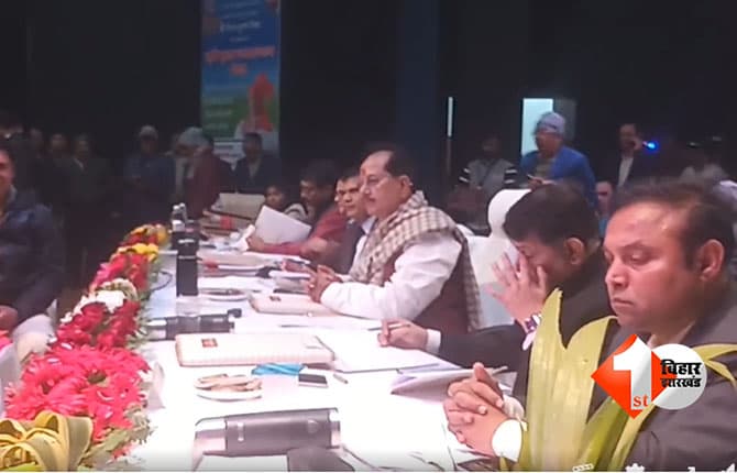 Land Dialogue : सरकारी जमीन पर कब्ज़ा करने को लेकर मदद मांगने विजय सिन्हा के पास पहुंचा फरियादी, मंत्री ने कहा - मौसम बदल गया है जल्द छोड़ दें यह इरादा