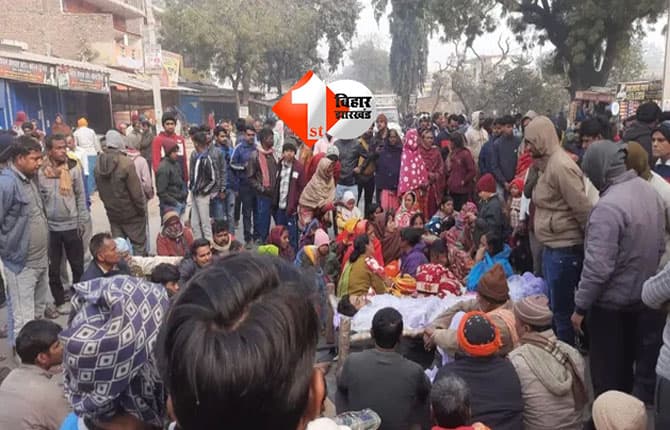 Saran news : शौच के लिए निकले युवक की चाकू मारकर हत्या, ग्रामीणों ने NH-331 जाम कर किया प्रदर्शन