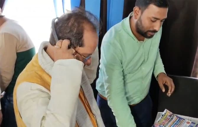 Vijay Sinha : टोल फ्री सेवा में लापरवाही पर उप मुख्यमंत्री विजय सिन्हा का औचक निरीक्षण, CSC सेंटर में मचा हड़कंप; हेडफ़ोन लगा खुद सुनने लगे शिकायत