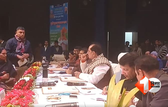 revenue department : विजय सिन्हा ने सीओ को जमकर लगाई फटकार, पुरानी जमीन मामलों का निपटान तुरंत करने का जारी किया निर्देश