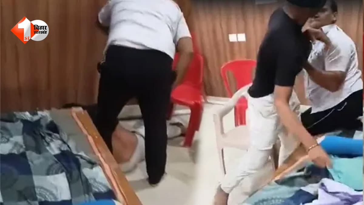 सड़क अब तक क्यों नहीं बनी? सवाल पूछने पर भड़क गया मुखिया पति, युवक को बेरहमी से पीटा; वीडियो वायरल