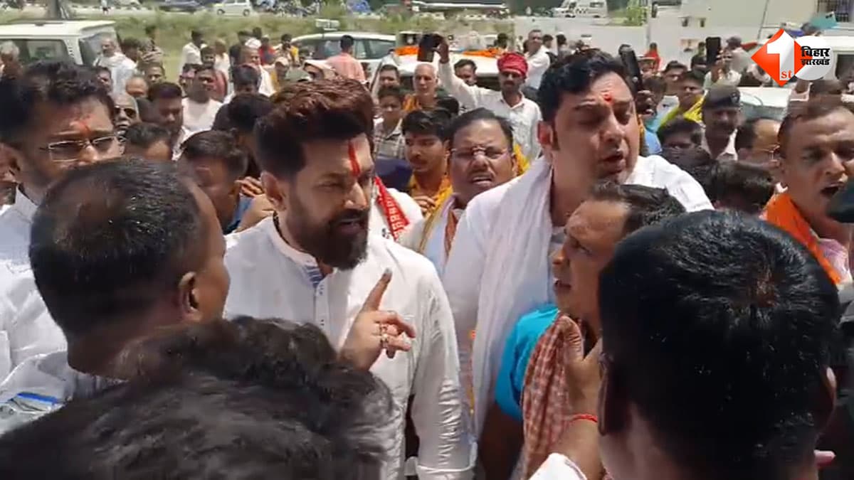 भरत तिवारी एनकाउंटर के बाद पहली बार बिलौटी पहुंचे चिराग पासवान, परिजनों से की मुलाकात; बोले- दोषी बख्शे नहीं जाएंगे