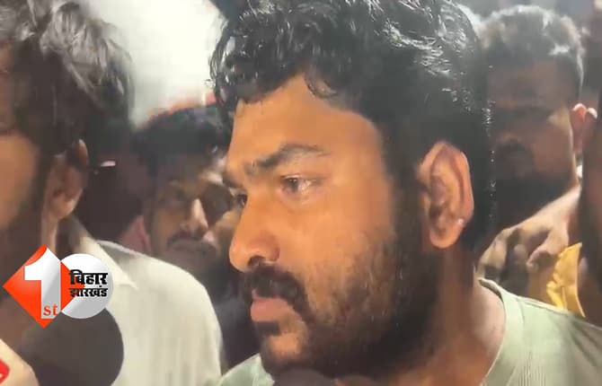 खान सर के खिलाफ FIR की मांग को लेकर थाने में धरना पर बैठे रौशन आनंद, पुलिस पर लगाया केस दर्ज नहीं करने का आरोप