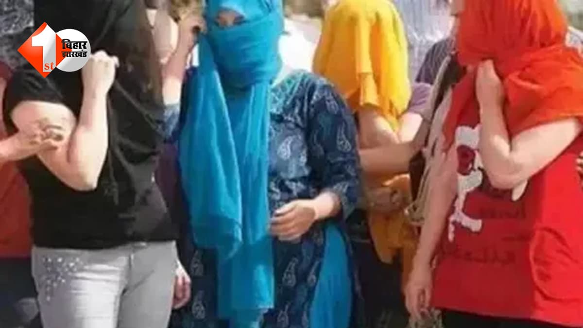 बंद कमरे में चल रहा था गंदा काम: नशे की हालत में चौकीदार और मालिक समेत तीन युवतियां गिरफ्तार