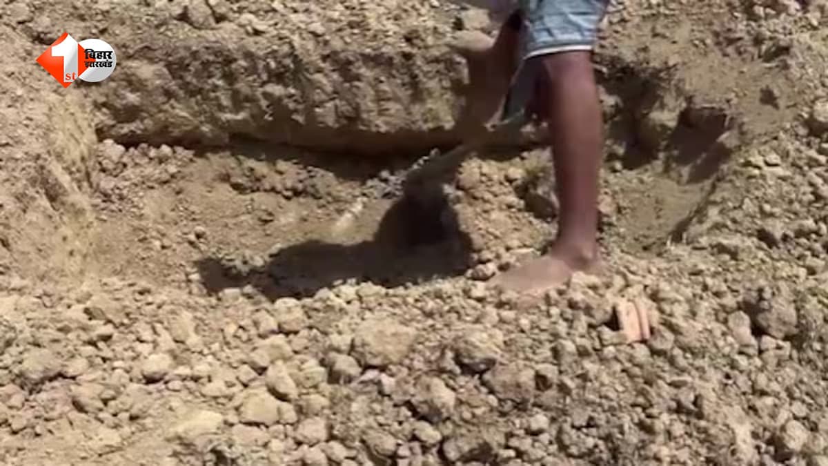 कब्र से निकालकर नाबालिग लड़की का शव साथ ले गई पुलिस, मां ने लगाया दुष्कर्म के बाद हत्या का आरोप