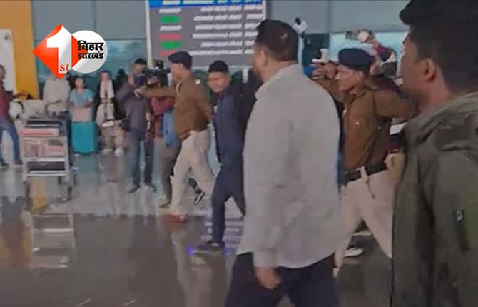 Tejashwi Yadav Delhi : तेजस्वी यादव ने चुनाव हार के 13 दिन बाद पटना से दिल्ली के लिए भरी उड़ान, मीडिया के सवालों पर साधी चुप्पी