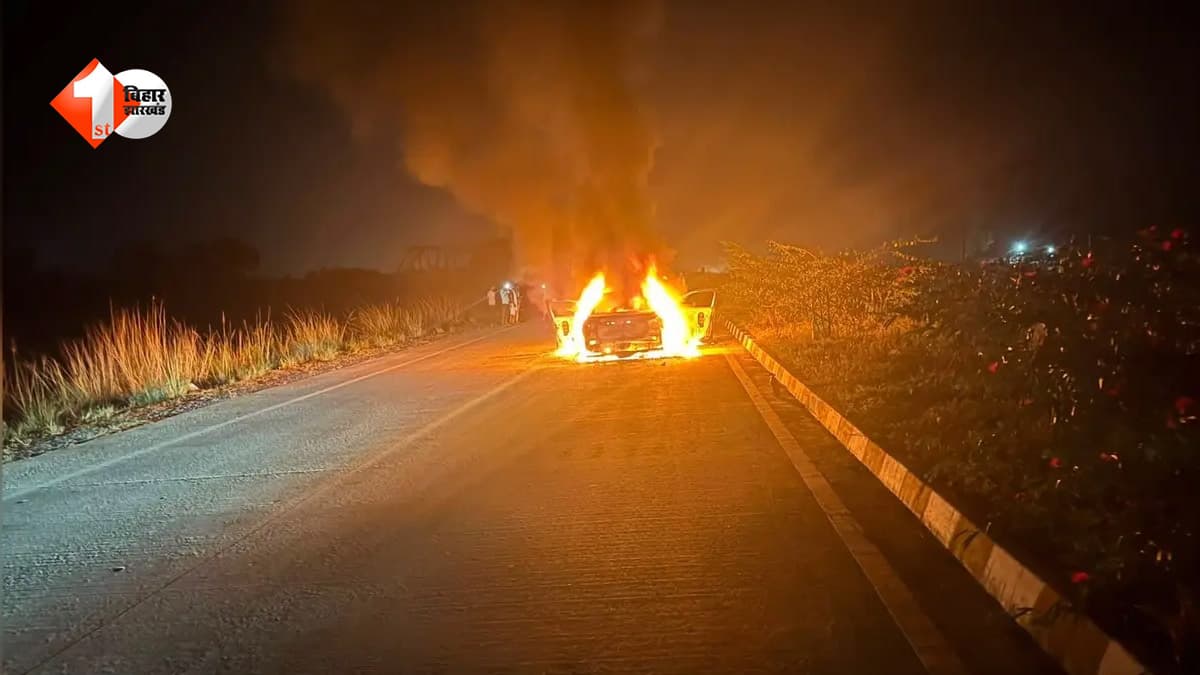 NH-80 पर चलती कार बनी आग का गोला, धू-धू कर जली गाड़ी; VIDEO आया सामने
