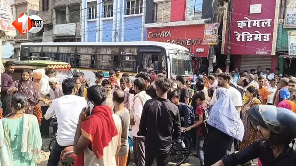 घर का दरवाजा तोड़कर महिला से छेड़खानी, विरोध करने पर मारपीट; घटना के विरोध में सड़क पर उतरे लोग