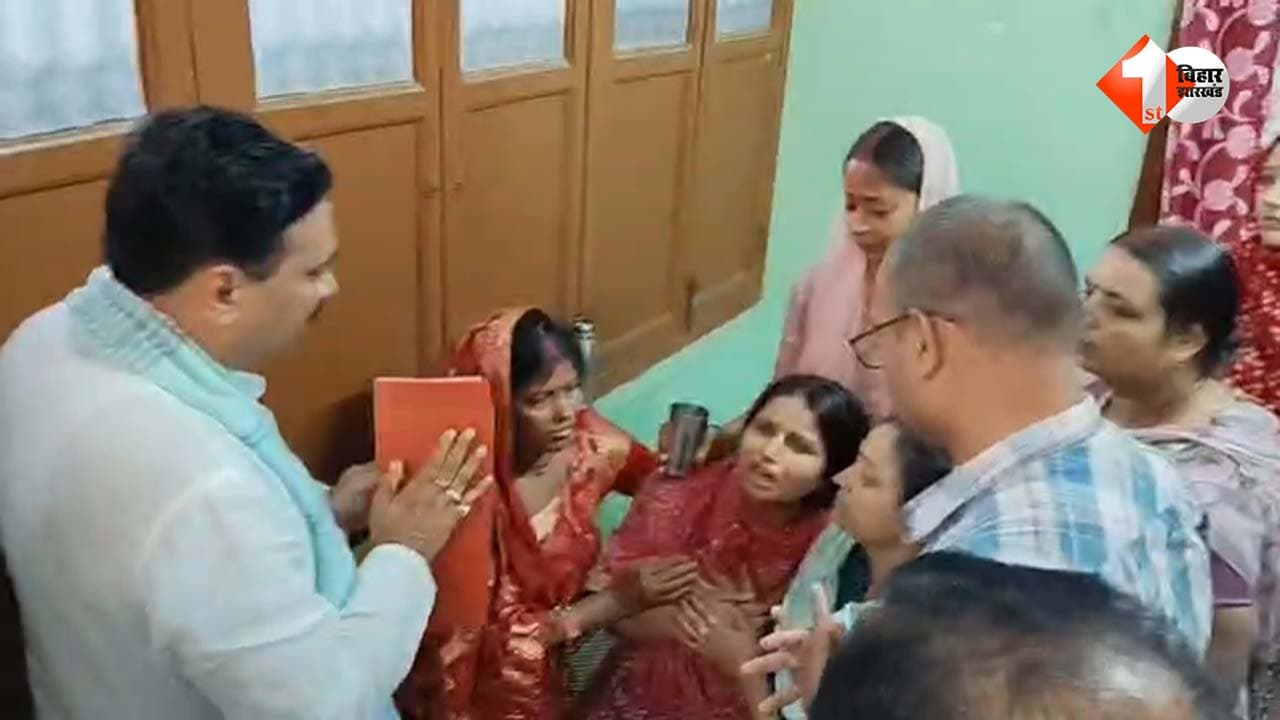 कोलकाता भगदड़ में जान गंवाने वाले पिता-पुत्र के परिजनों से मिले बंगाल के मंत्री, सौंपा 50 लाख का चेक