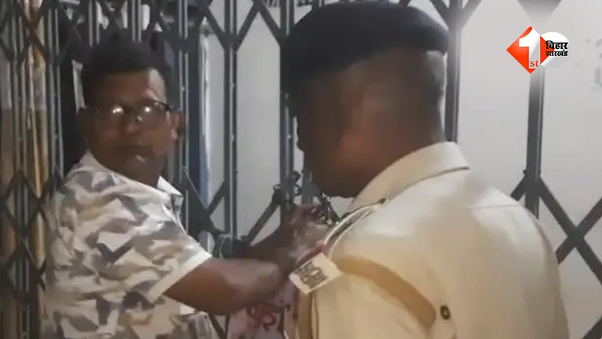 सिविल सर्जन कार्यालय में फाइल चोरी करते पकड़ा गया निलंबित लिपिक, 8 साल तक दो जगह से उठाता रहा वेतन