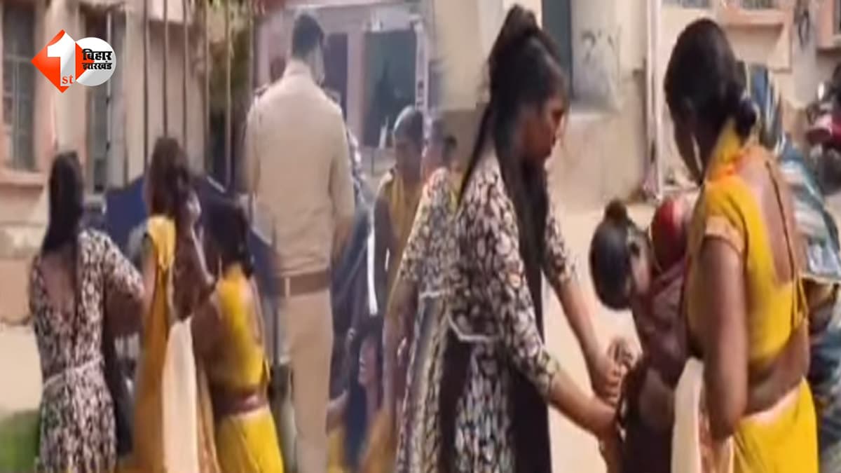 VIRAL VIDEO: महिला थाना परिसर में ही महिला की पिटाई... हाथ और चप्पल से मारने का वीडियो वायरल