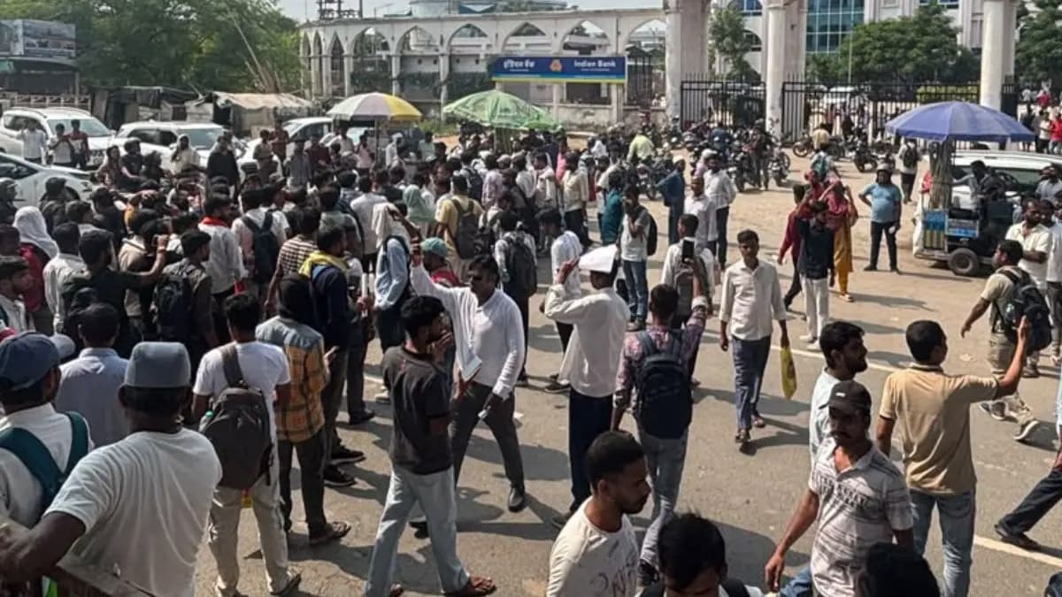पटना में सर्टिफिकेट के लिए अभ्यर्थियों का हंगामा, मिठापुर में सड़क जाम, यूनिवर्सिटी में उमड़ी भीड़