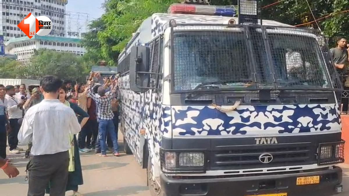 पटना में प्रदर्शन के बीच गजब का खेल… पुलिस वैन की चाबी लेकर भागे प्रदर्शनकारी, मीडियाकर्मियों से उलझा ड्राइवर