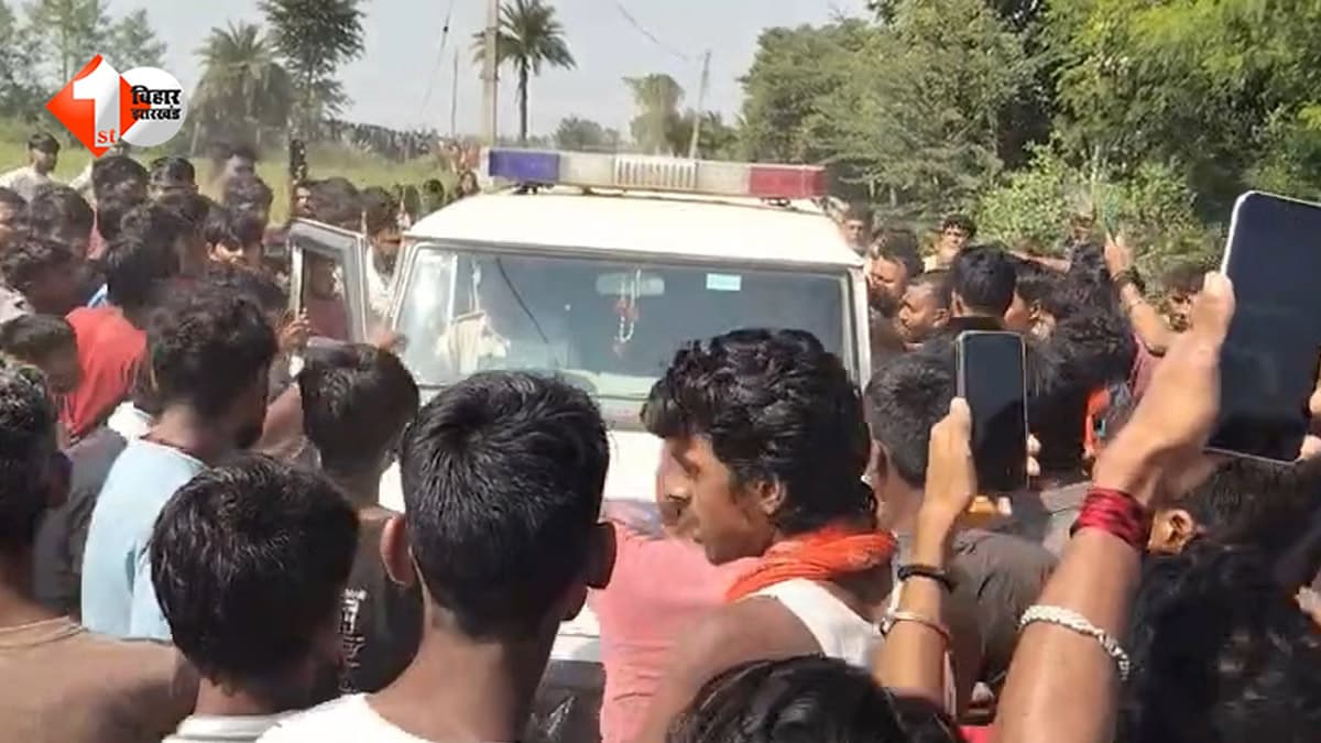 बच्चा चोरी के शक में दो युवकों को पेड़ से बांधकर पीटा, मौके पर पहुंची पुलिस ने भीड़ से छुड़ाया