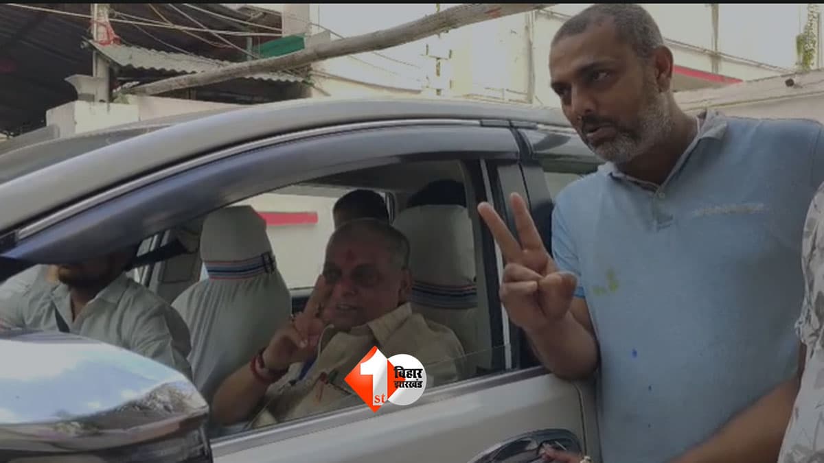 Bihar MLC Election: वोट डालने निकले नीरज कुमार ने दिखाया Victory Sign, क्या पहले ही बता दी अपनी जीत?