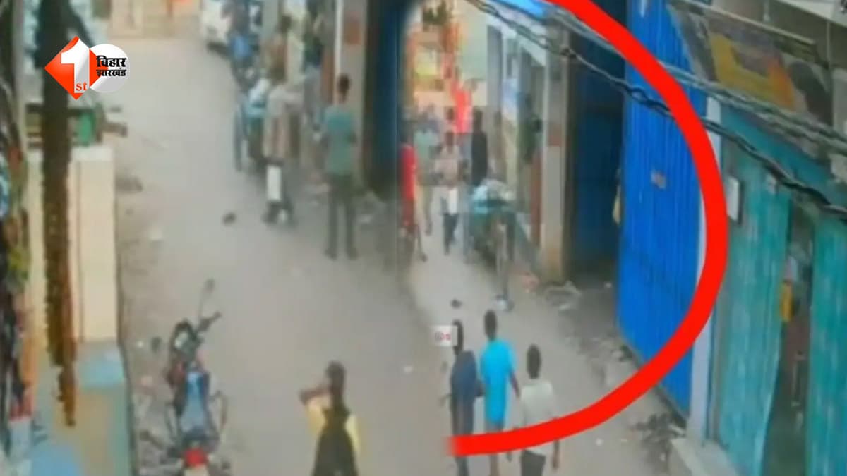 सड़क पर भीड़ के सामने प्रेमिका पर टूट पड़ा प्रेमी... अचानक चाकू से करने लगा हमला, वारदात का VIDEO वायरल