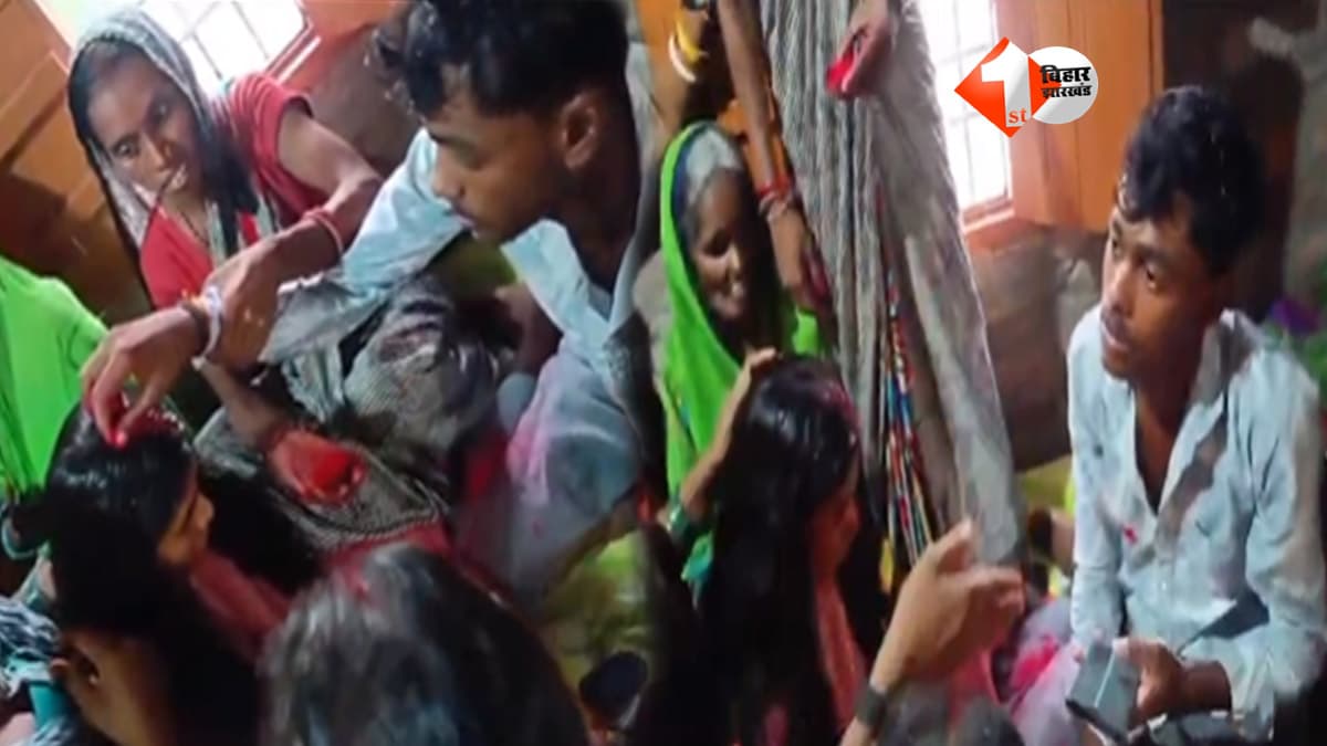 रात के अंधेरे में प्रेमिका से मिलने पहुंचा प्रेमी, ग्रामीणों ने रंगे हाथ पकड़ा... फिर जो हुआ, VIDEO वायरल
