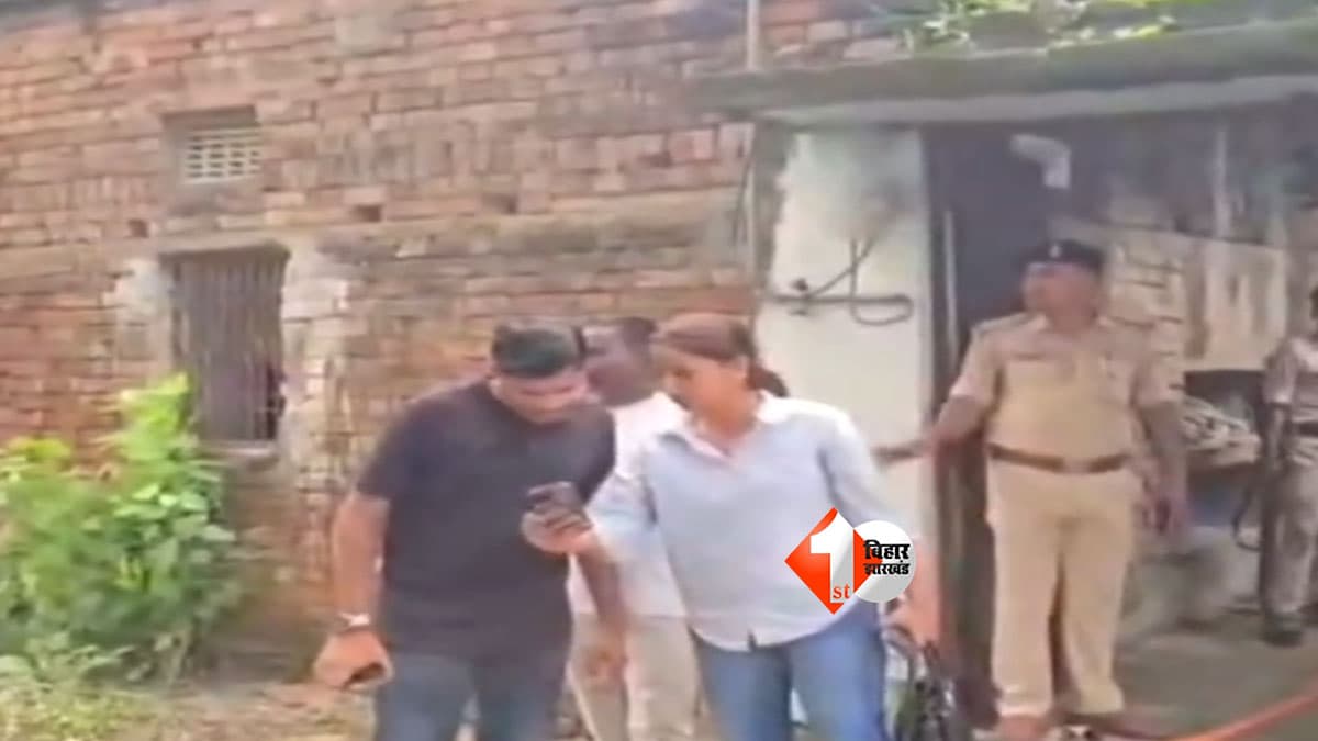 Bihar Crime : पुलिस पहुंची तो खुला हथियारों का राज! घर से पिस्टल, गोलियां और गन बनाने का पूरा सामान बरामद
