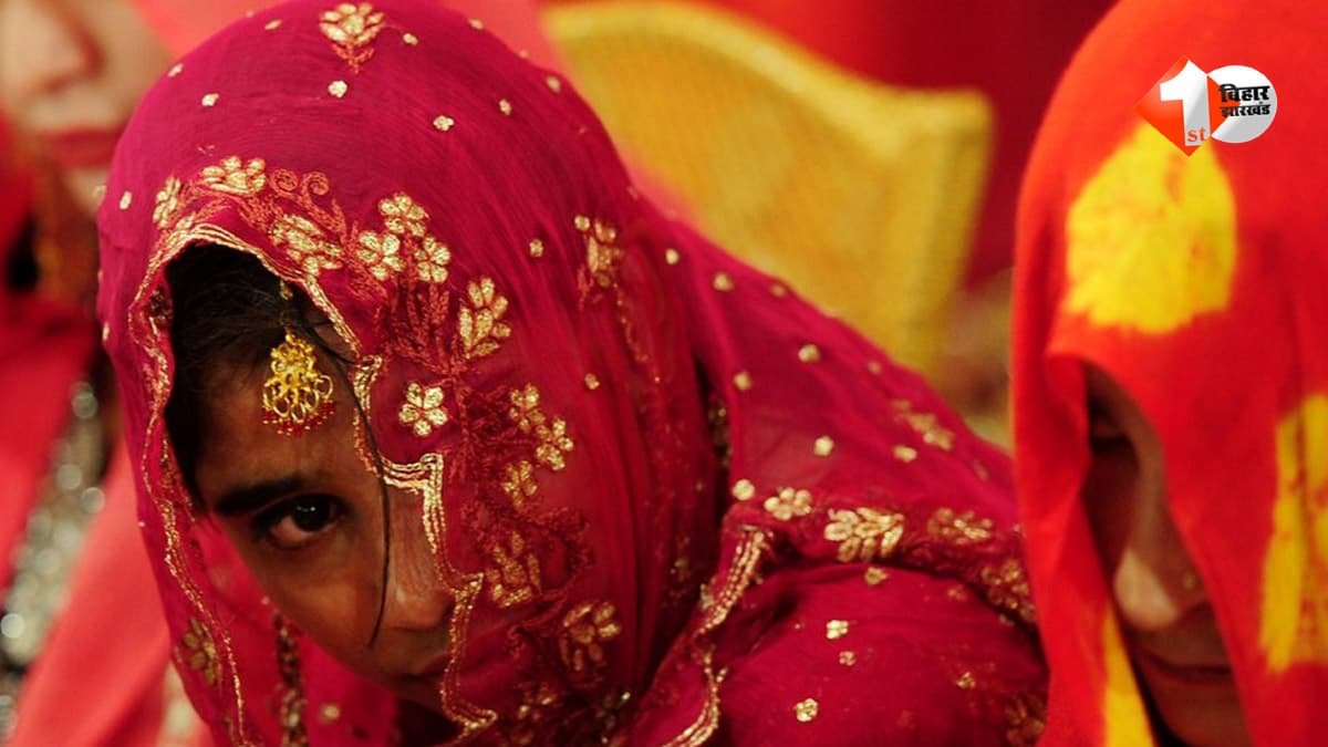 प्रेमिका से मिलने पहुंचा युवक… ग्रामीणों ने रंगेहाथ पकड़ा, फिर मंदिर में करा दी शादी; VIDEO वायरल