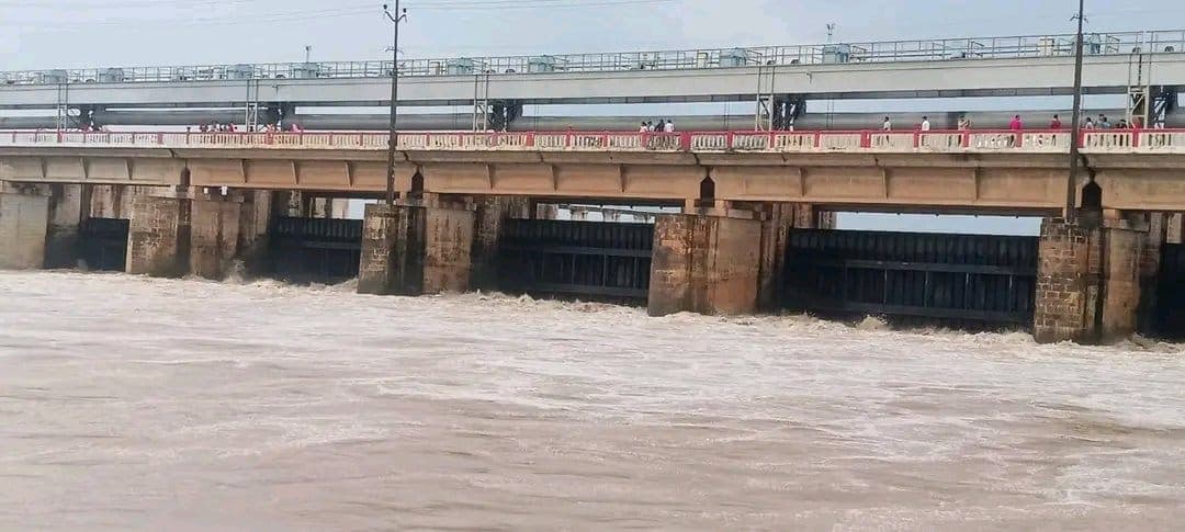 Bihar Flood Update: बिहार में बाढ़ के बीच बैराजों से पानी का डिस्चार्ज अपडेट, सोन और कोसी में गिरावट तो गंडक का बढ़ा दबाव