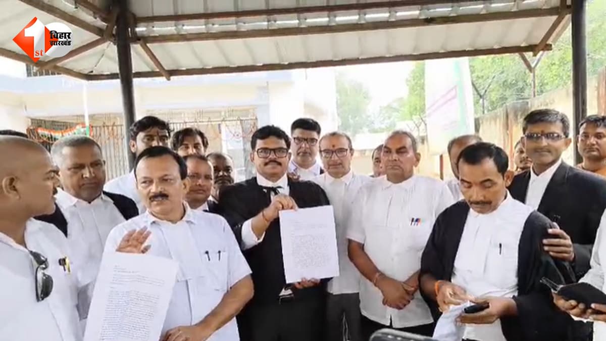अधिवक्ता पर जानलेवा हमले के विरोध में वकीलों का प्रदर्शन, 48 घंटे में गिरफ्तारी नहीं तो आंदोलन की चेतावनी