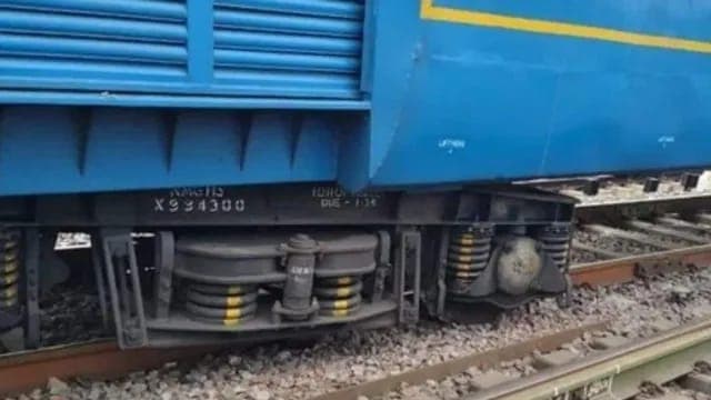 Bihar News : सुबह महानंदा एक्सप्रेस के 2 कोच पटरी से उतरे, अब स्टेशन प्रबंधक सस्पेंड; रेलवे के एक्शन से मचा हड़कंप